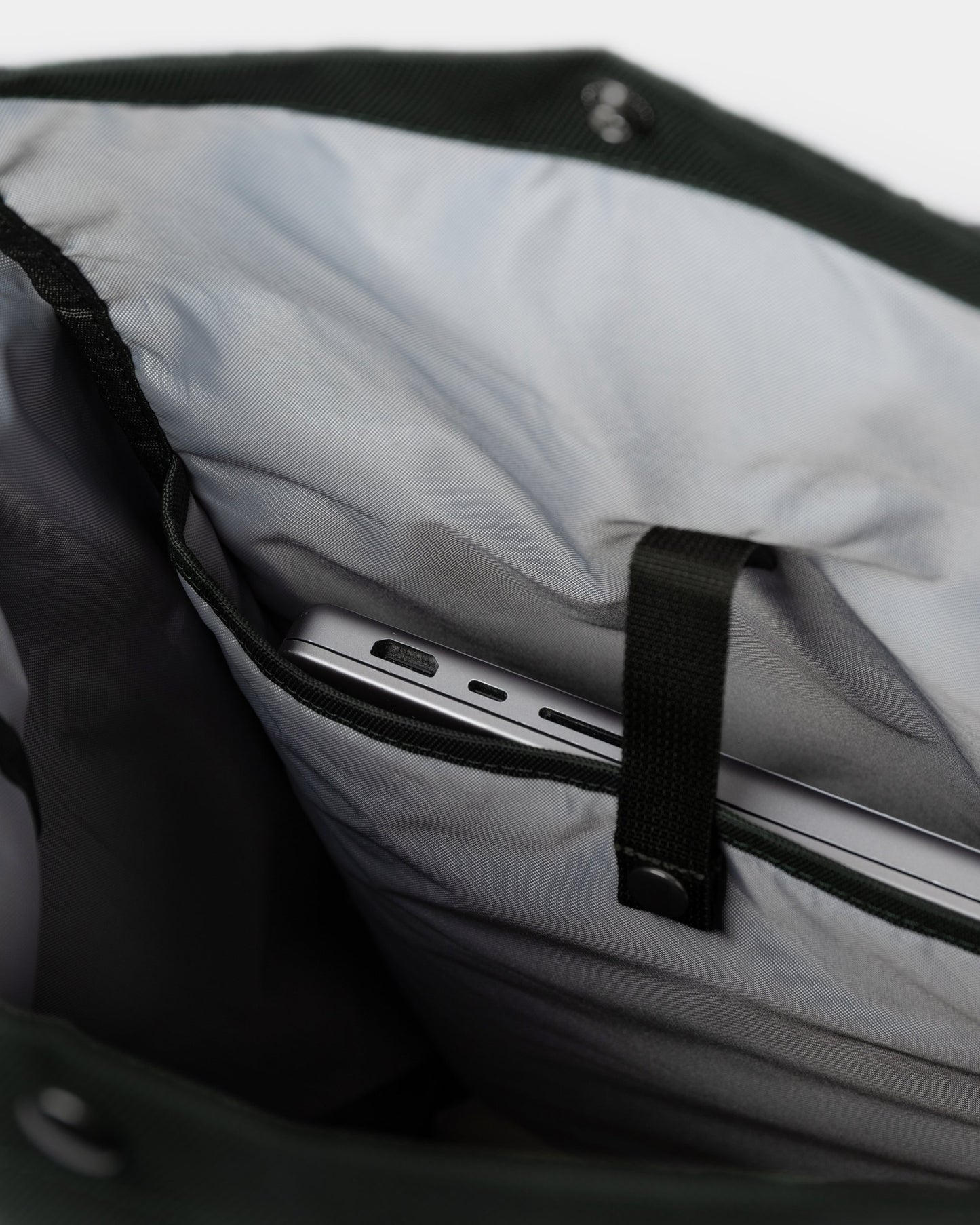 GROUND Rolltop Backpack L black | Bildmaterial bereitgestellt von SHOES.PLEASE.