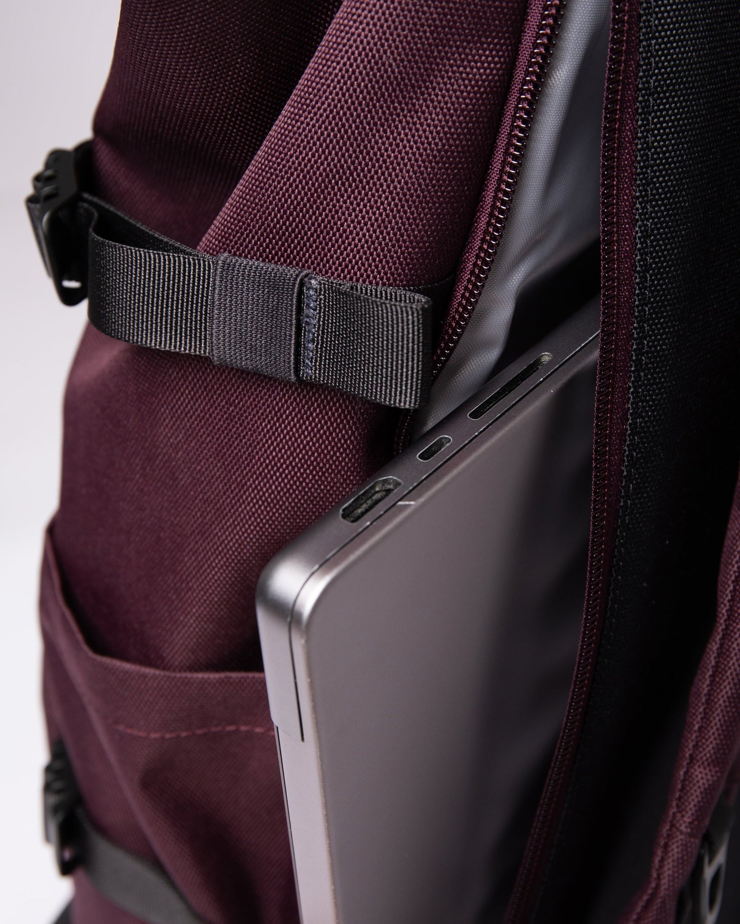 ICON Rolltop Backpack L cabernet | Bildmaterial bereitgestellt von SHOES.PLEASE.