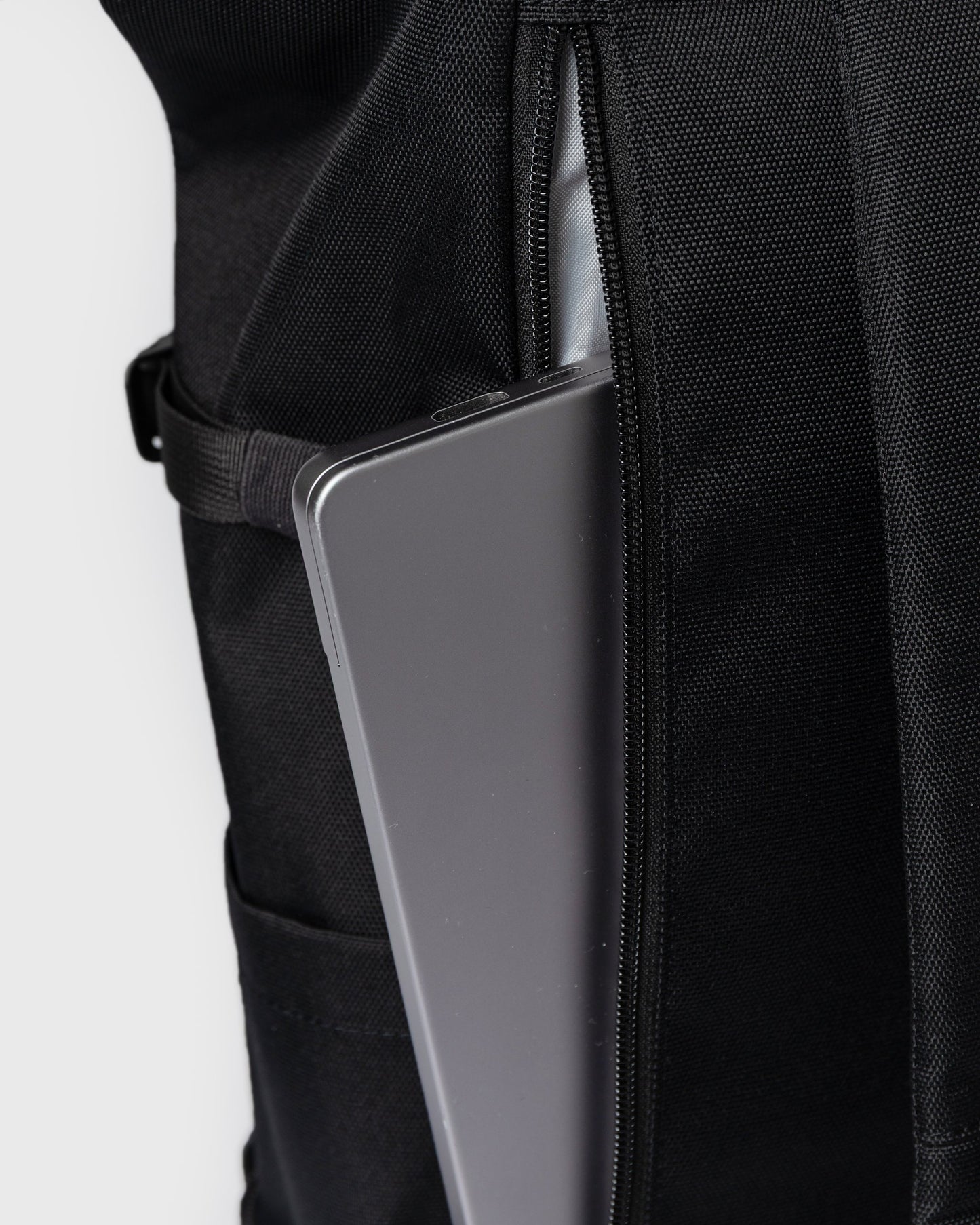 ICON Rolltop Backpack L black/black | Bildmaterial bereitgestellt von SHOES.PLEASE.