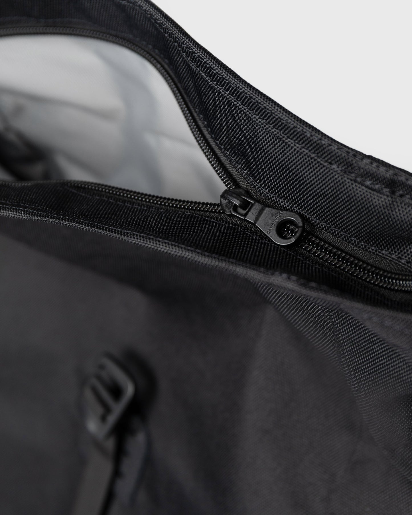 ICON Rolltop Backpack L black/black | Bildmaterial bereitgestellt von SHOES.PLEASE.