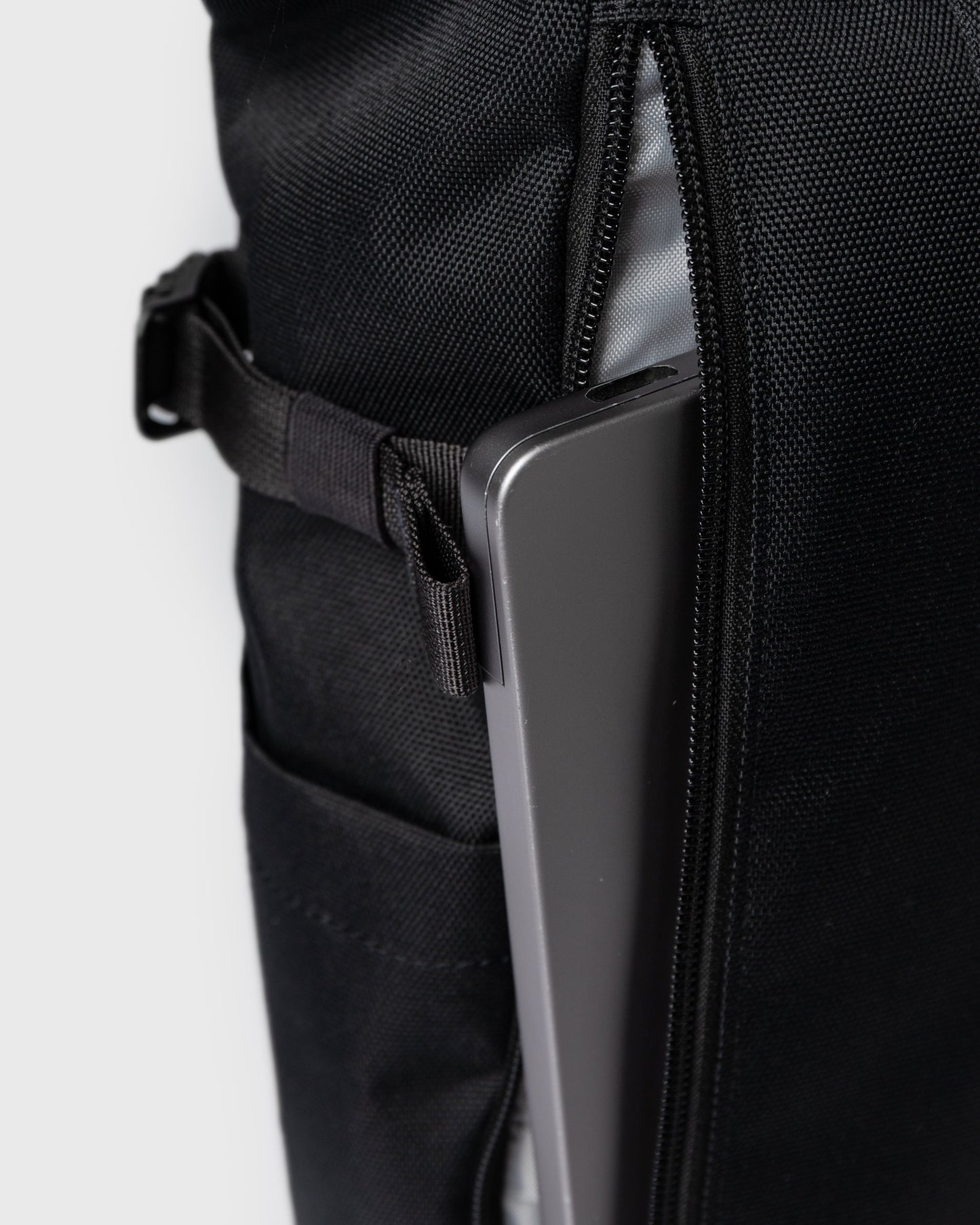 ICON Rolltop Backpack M black/black | Bildmaterial bereitgestellt von SHOES.PLEASE.