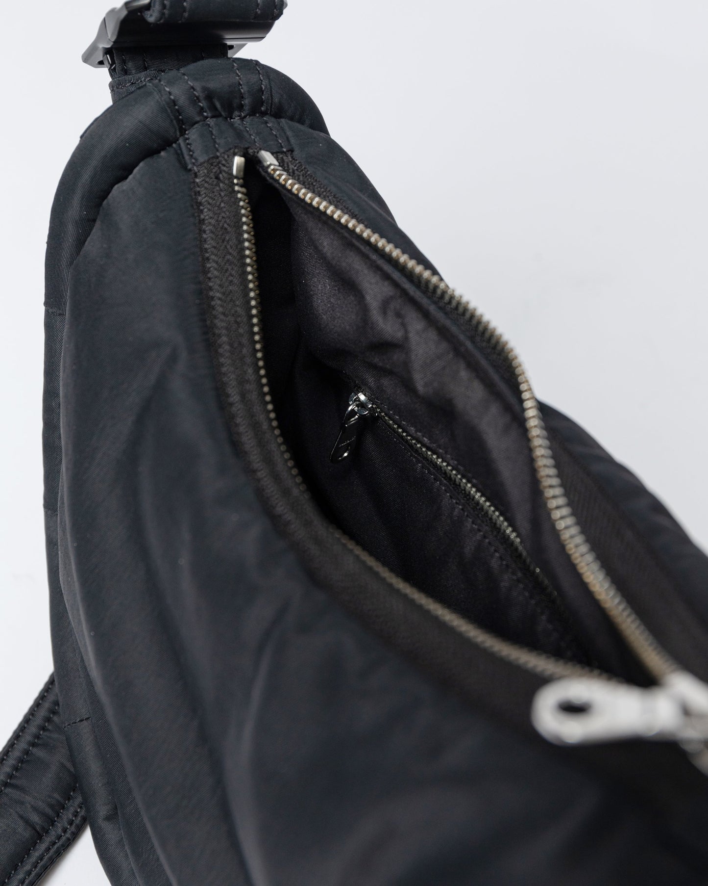 CURVE Crossbody Round S black | Bildmaterial bereitgestellt von SHOES.PLEASE.