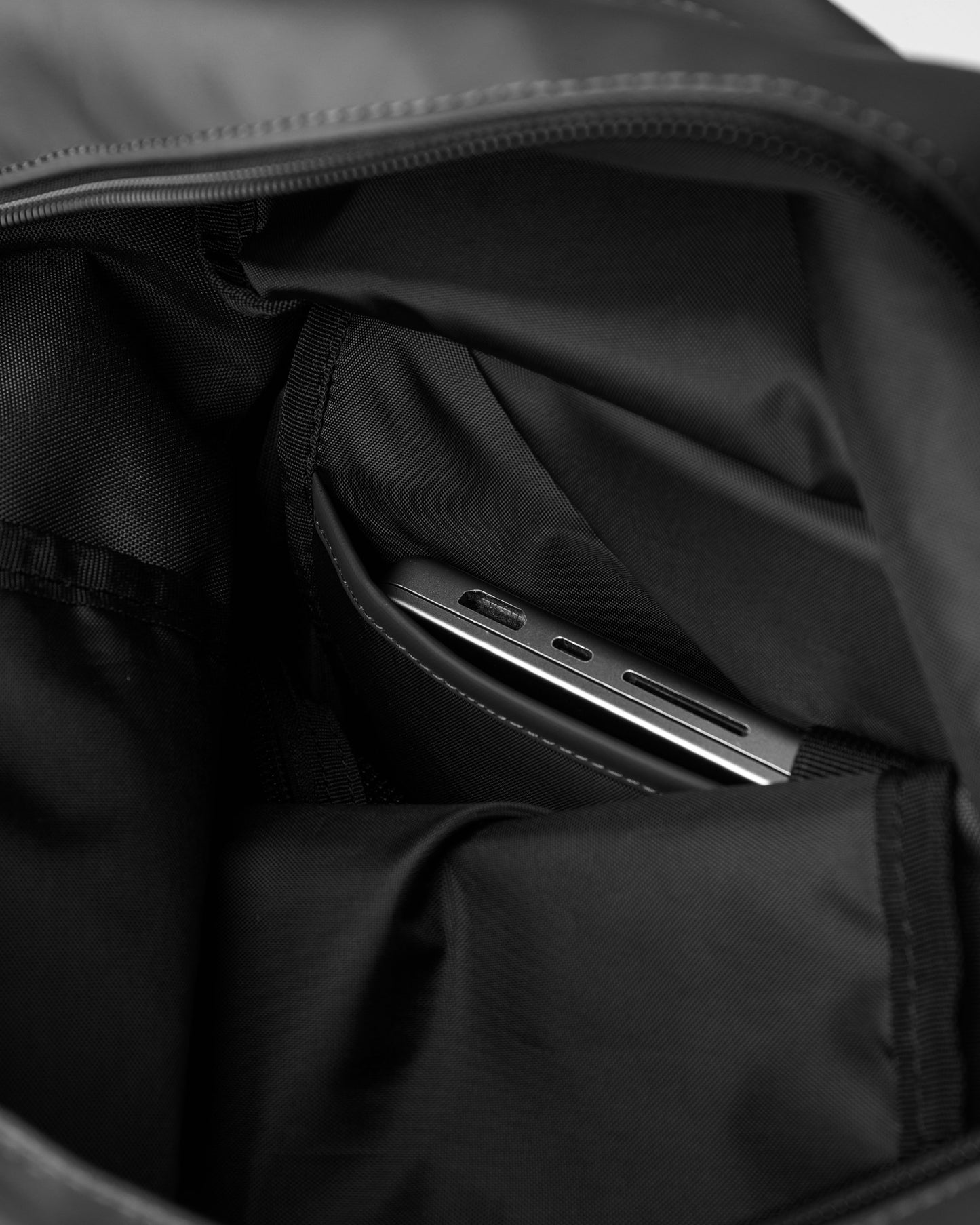 STREAM Rolltop Backpack L black | Bildmaterial bereitgestellt von SHOES.PLEASE.