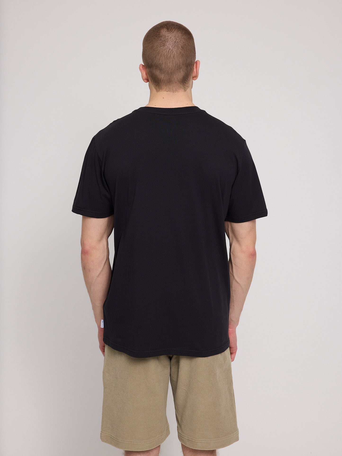 Basic T-Shirt black | Bildmaterial bereitgestellt von SHOES.PLEASE.