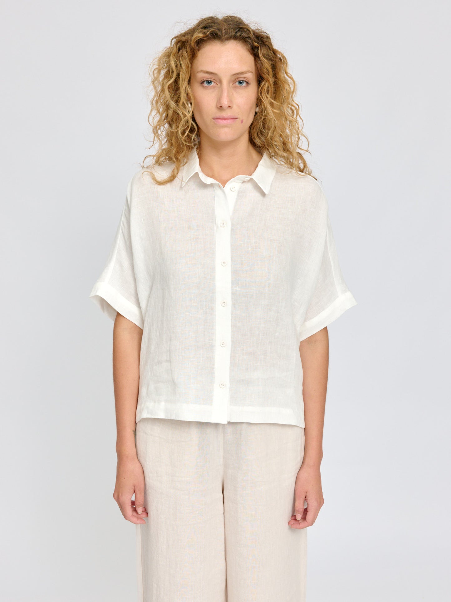 Short Sleeve Linen Shirt bright white | Bildmaterial bereitgestellt von SHOES.PLEASE.