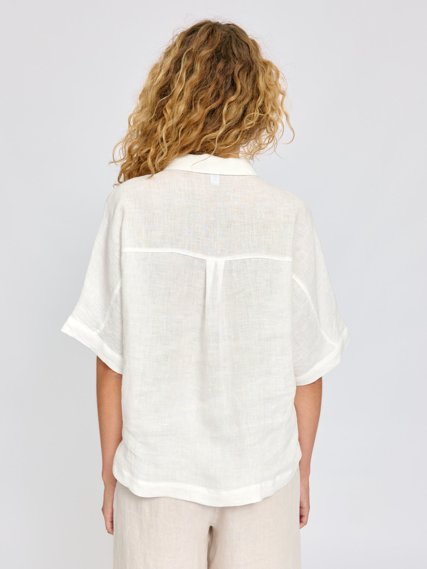 Short Sleeve Linen Shirt bright white | Bildmaterial bereitgestellt von SHOES.PLEASE.