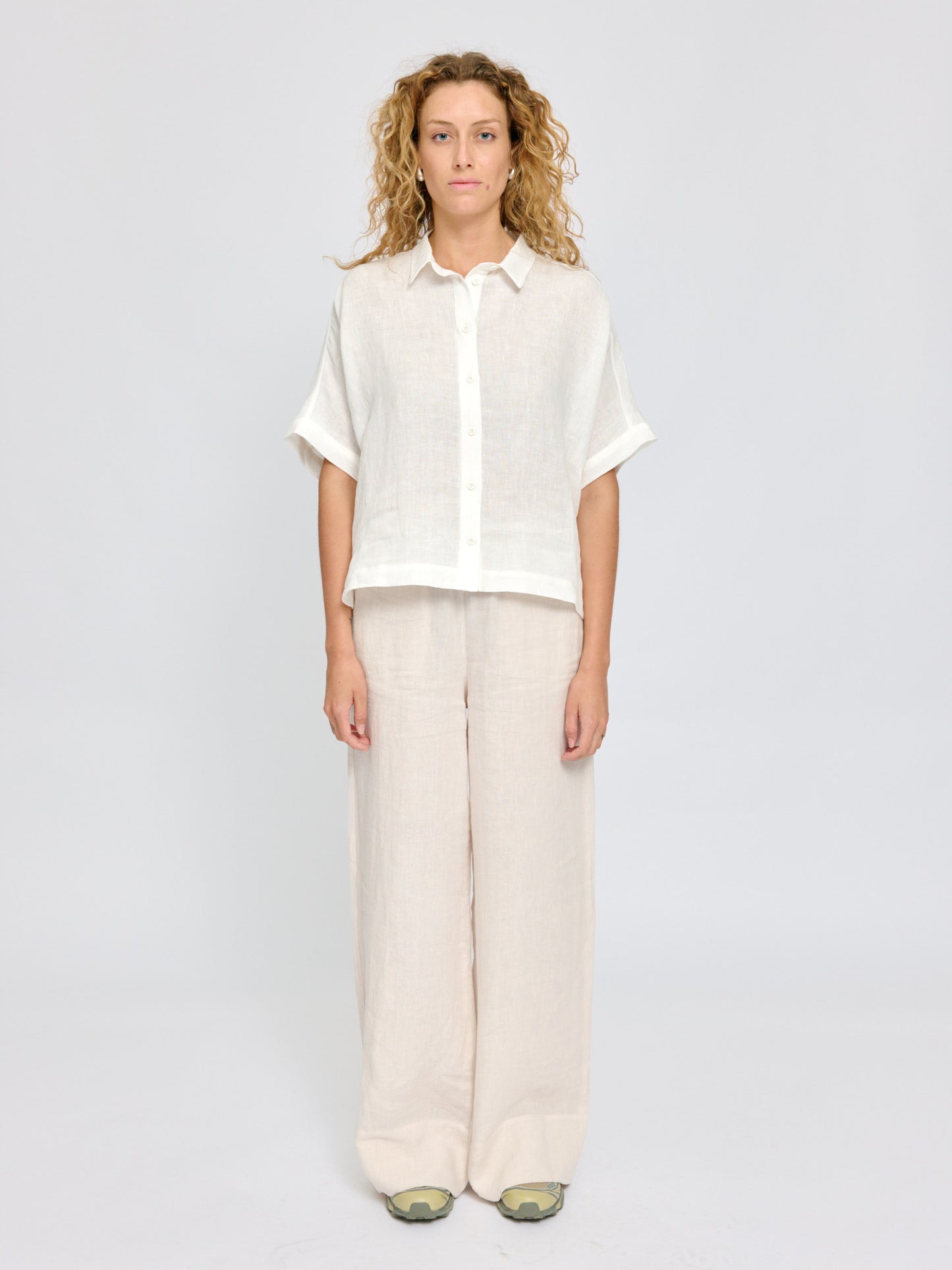 Short Sleeve Linen Shirt bright white | Bildmaterial bereitgestellt von SHOES.PLEASE.