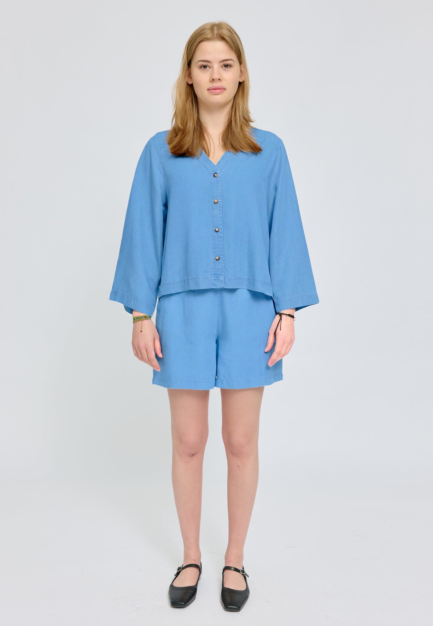 V-Neck Tencel Blouse dark blue wash | Bildmaterial bereitgestellt von SHOES.PLEASE.