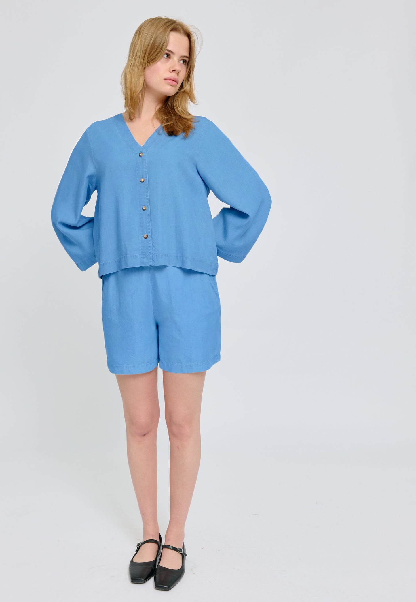 V-Neck Tencel Blouse dark blue wash | Bildmaterial bereitgestellt von SHOES.PLEASE.