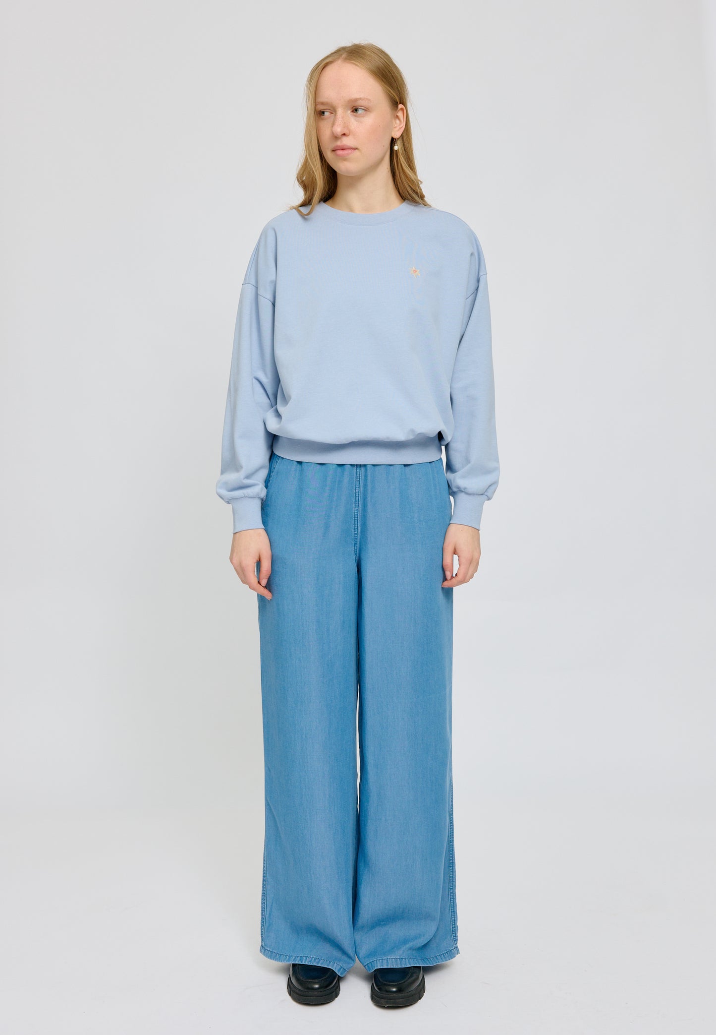 Back Print Sweatshirt cloud blue/lily | Bildmaterial bereitgestellt von SHOES.PLEASE.