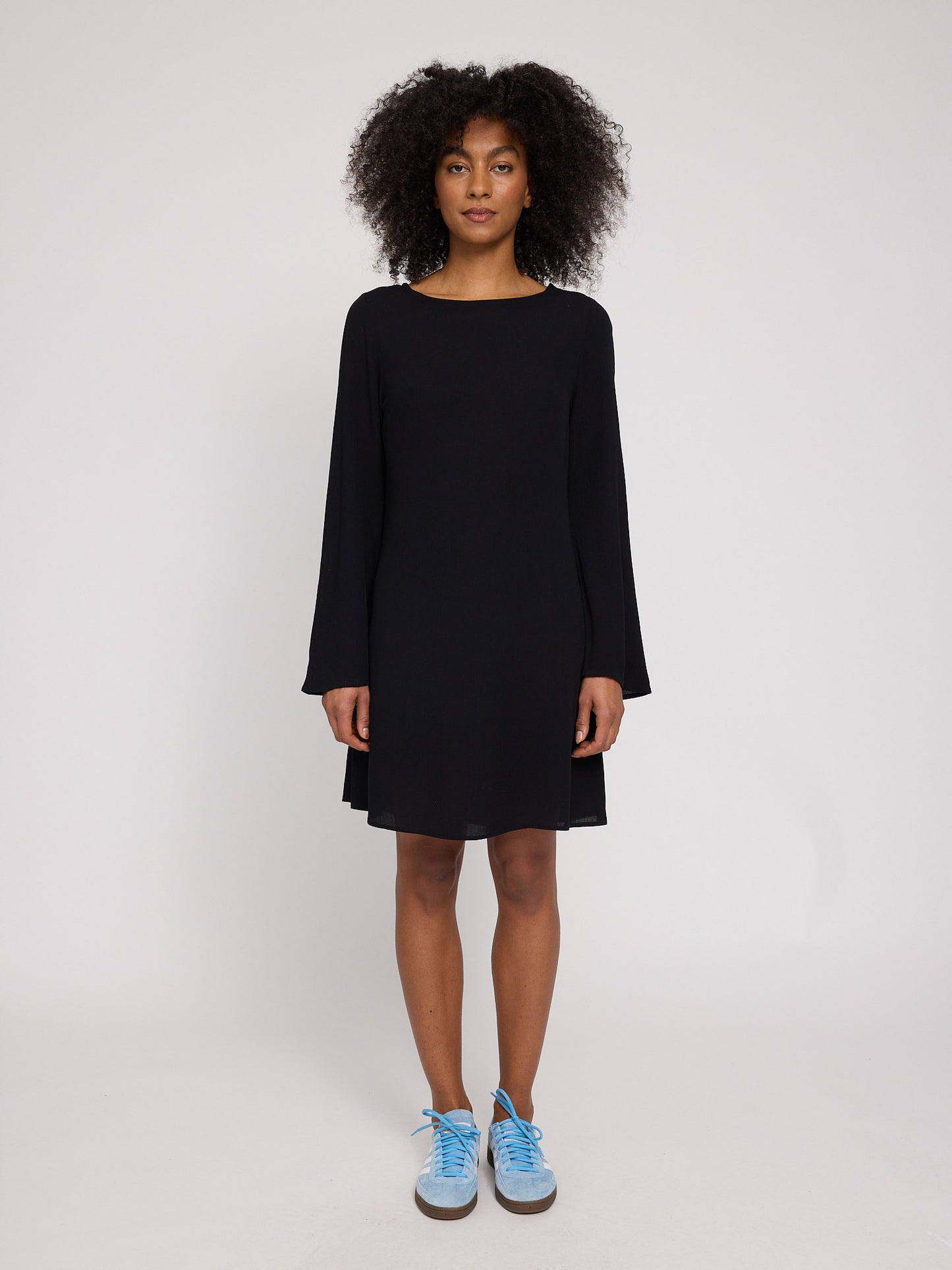 Wide Sleeve Crinkle Dress black | Bildmaterial bereitgestellt von SHOES.PLEASE.