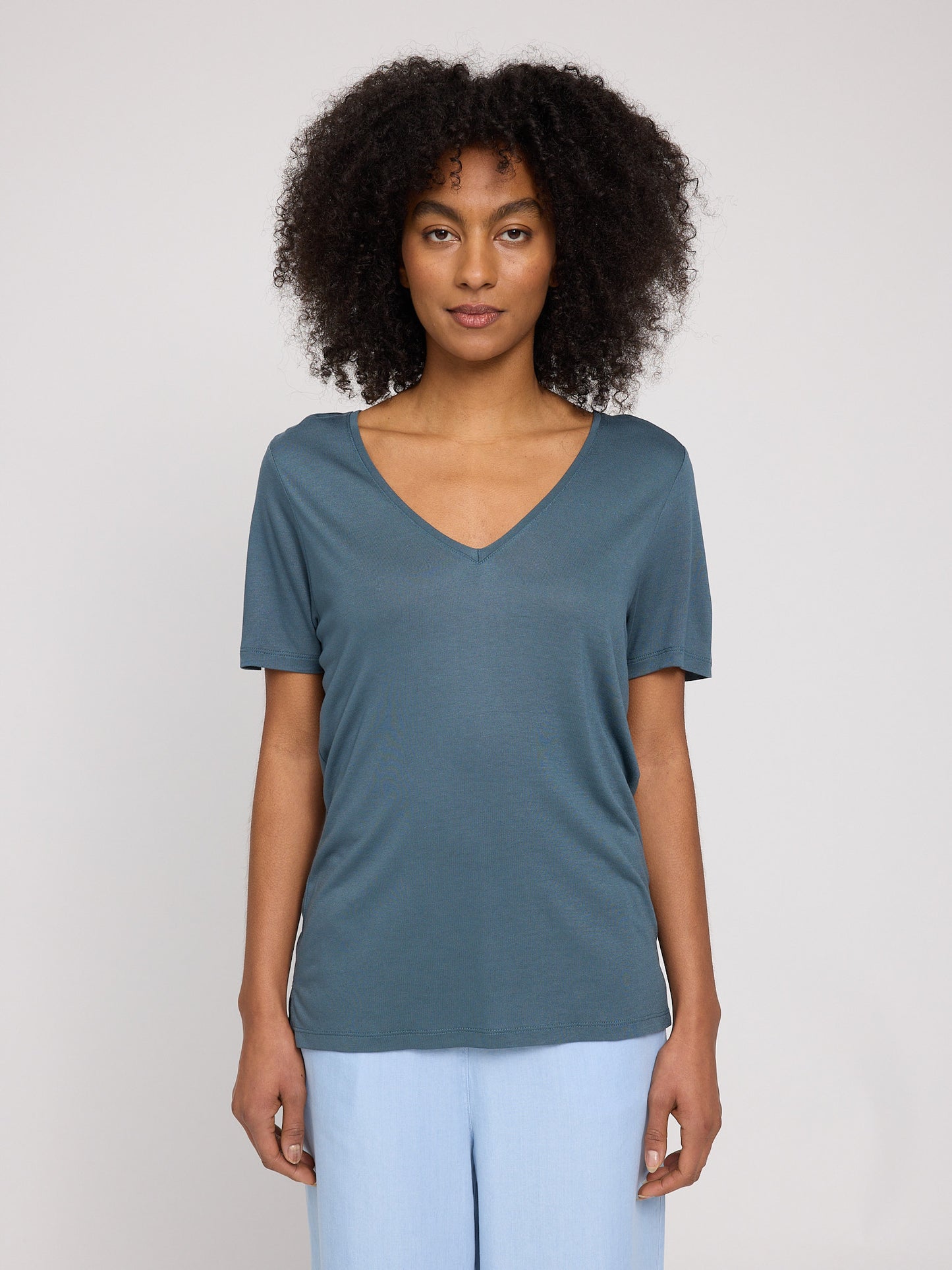 Ecovero Viscose V-Neck T-Shirt steel blue | Bildmaterial bereitgestellt von SHOES.PLEASE.