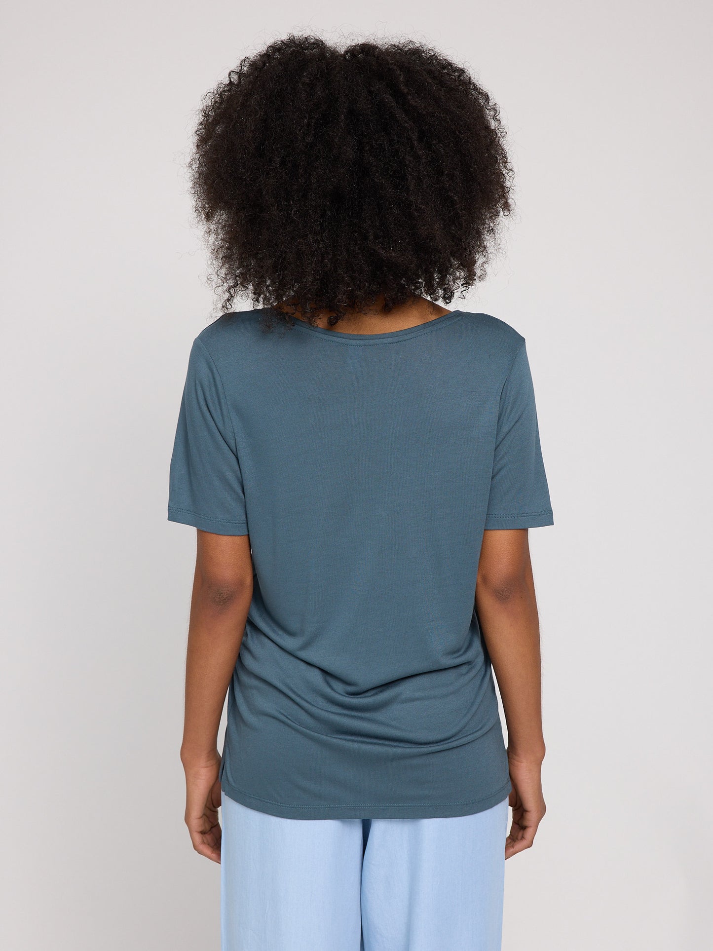 Ecovero Viscose V-Neck T-Shirt steel blue | Bildmaterial bereitgestellt von SHOES.PLEASE.