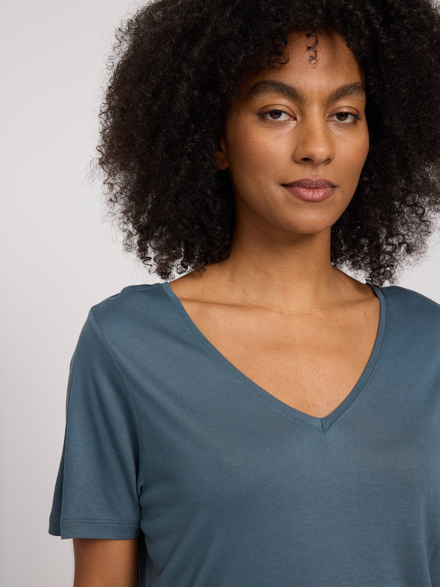 Ecovero Viscose V-Neck T-Shirt steel blue | Bildmaterial bereitgestellt von SHOES.PLEASE.