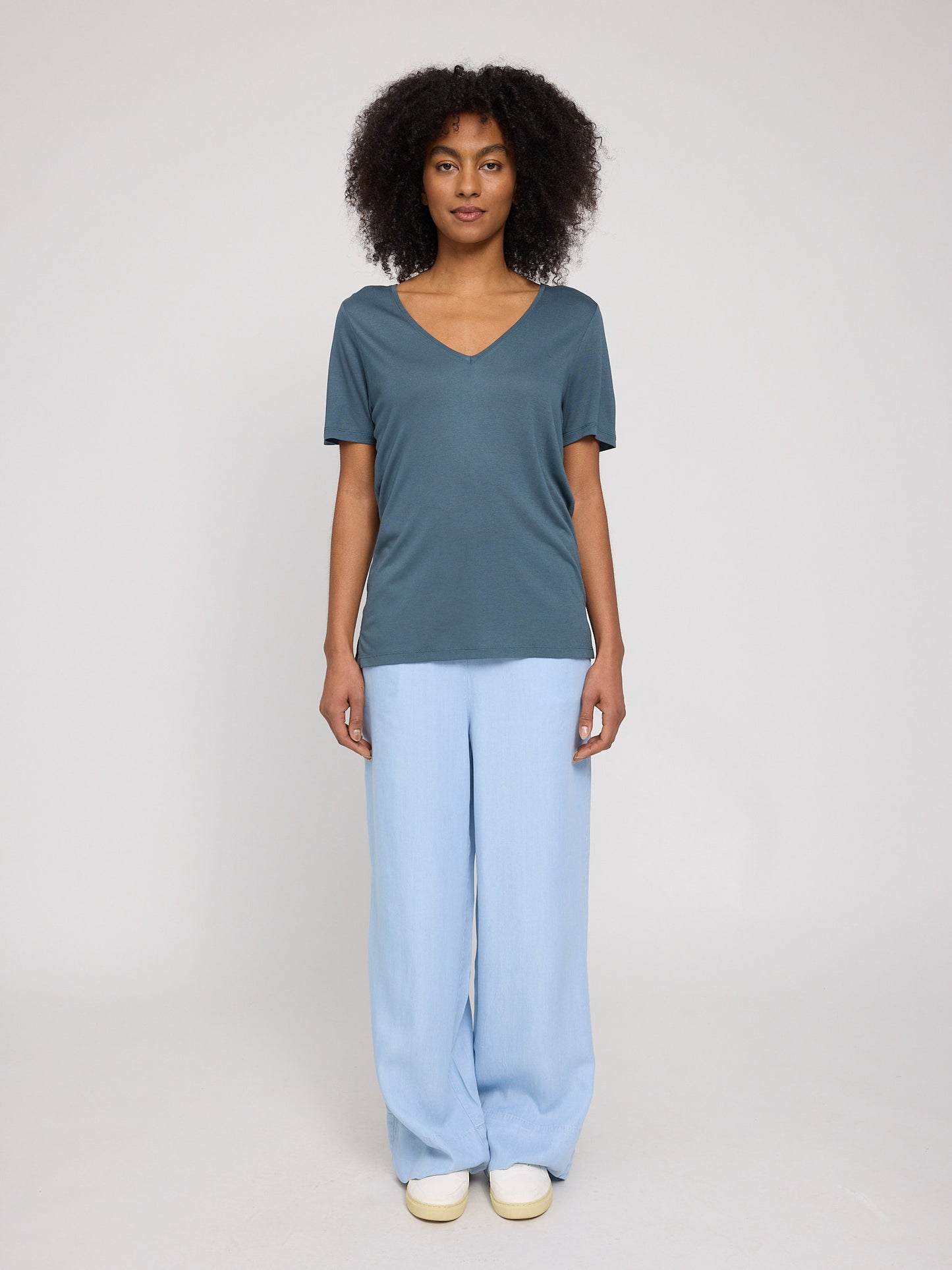 Ecovero Viscose V-Neck T-Shirt steel blue | Bildmaterial bereitgestellt von SHOES.PLEASE.