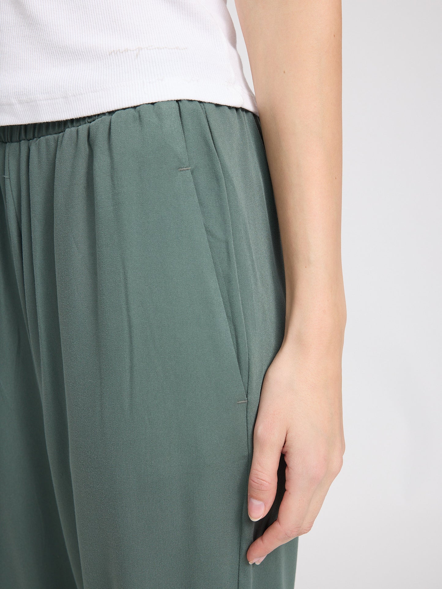 Straight Leg Viscose Pants bottle | Bildmaterial bereitgestellt von SHOES.PLEASE.