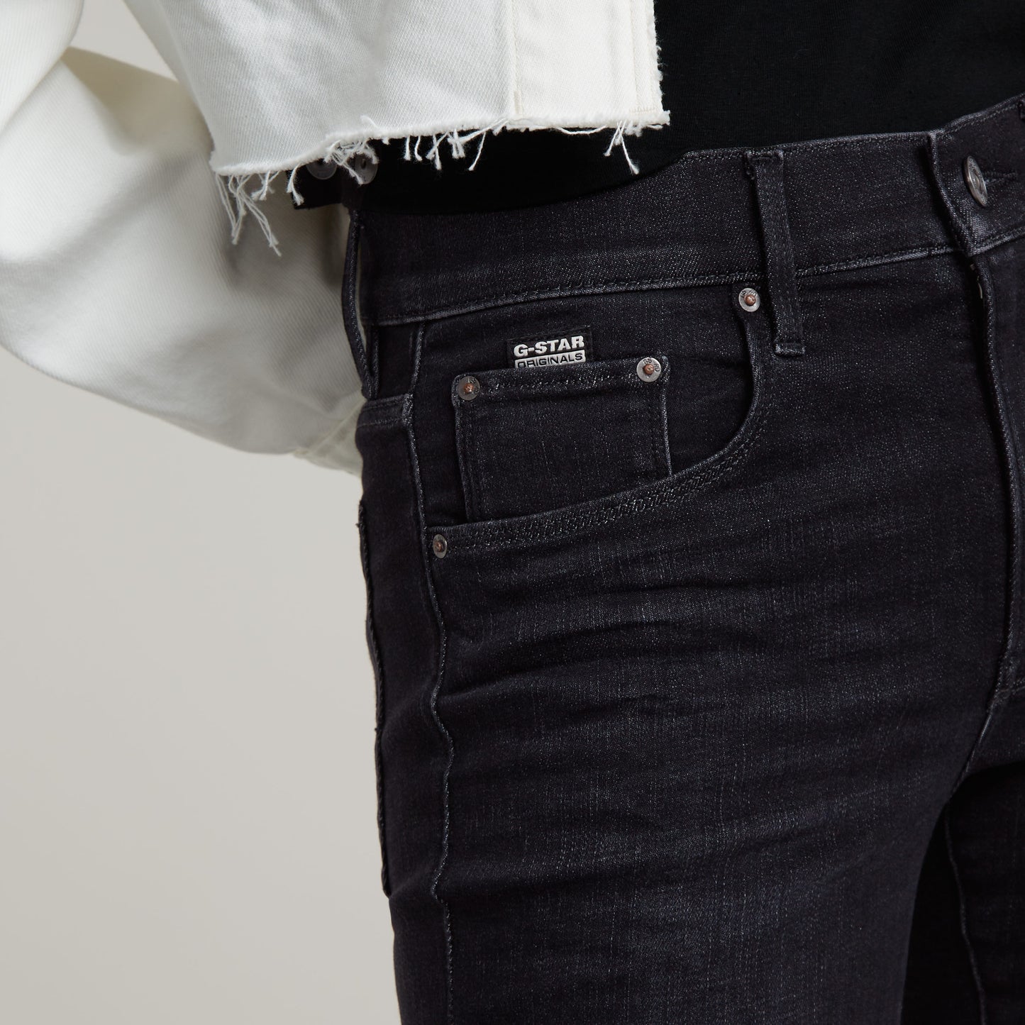 3301 High Skinny worn in coal | Bildmaterial bereitgestellt von SHOES.PLEASE.