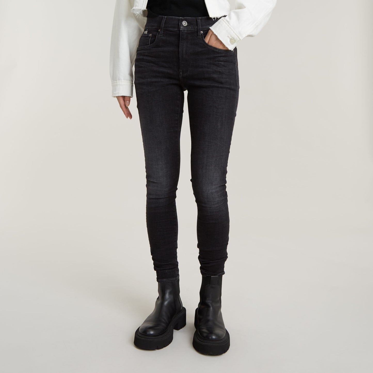 3301 High Skinny worn in coal | Bildmaterial bereitgestellt von SHOES.PLEASE.