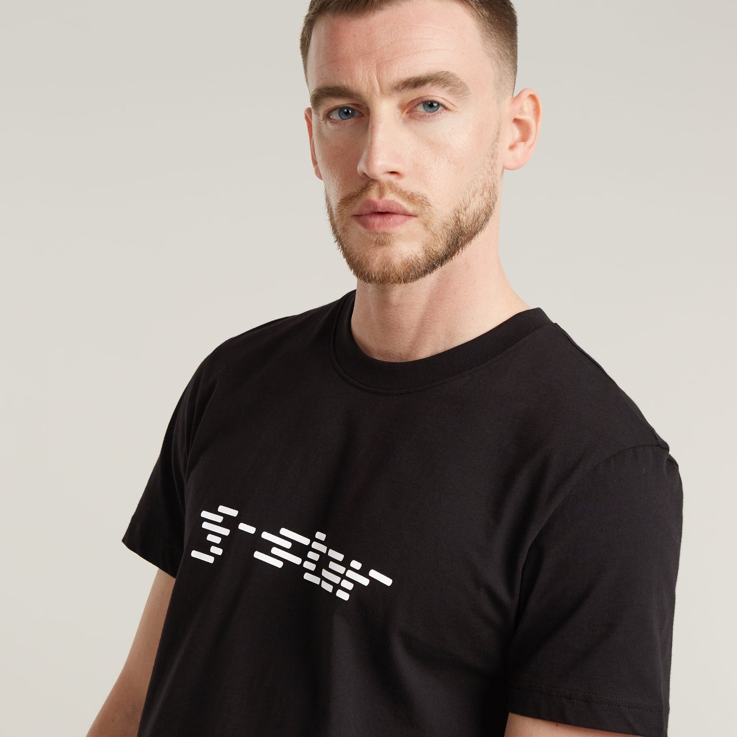 Cube Script R T Shirt dk black | Bildmaterial bereitgestellt von SHOES.PLEASE.