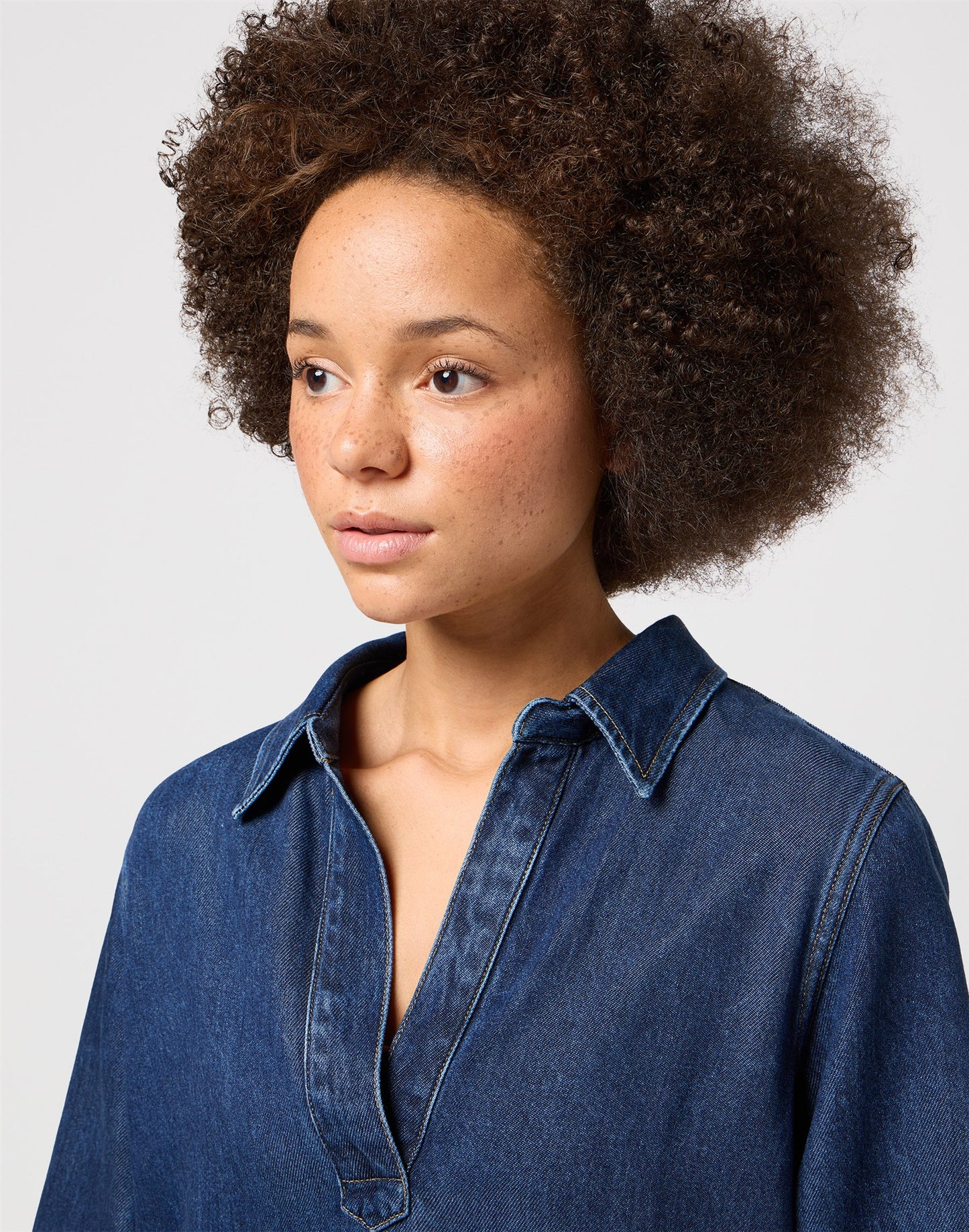DENIM_SHIRT_DRESS FAMOUS medium denim | Bildmaterial bereitgestellt von SHOES.PLEASE.