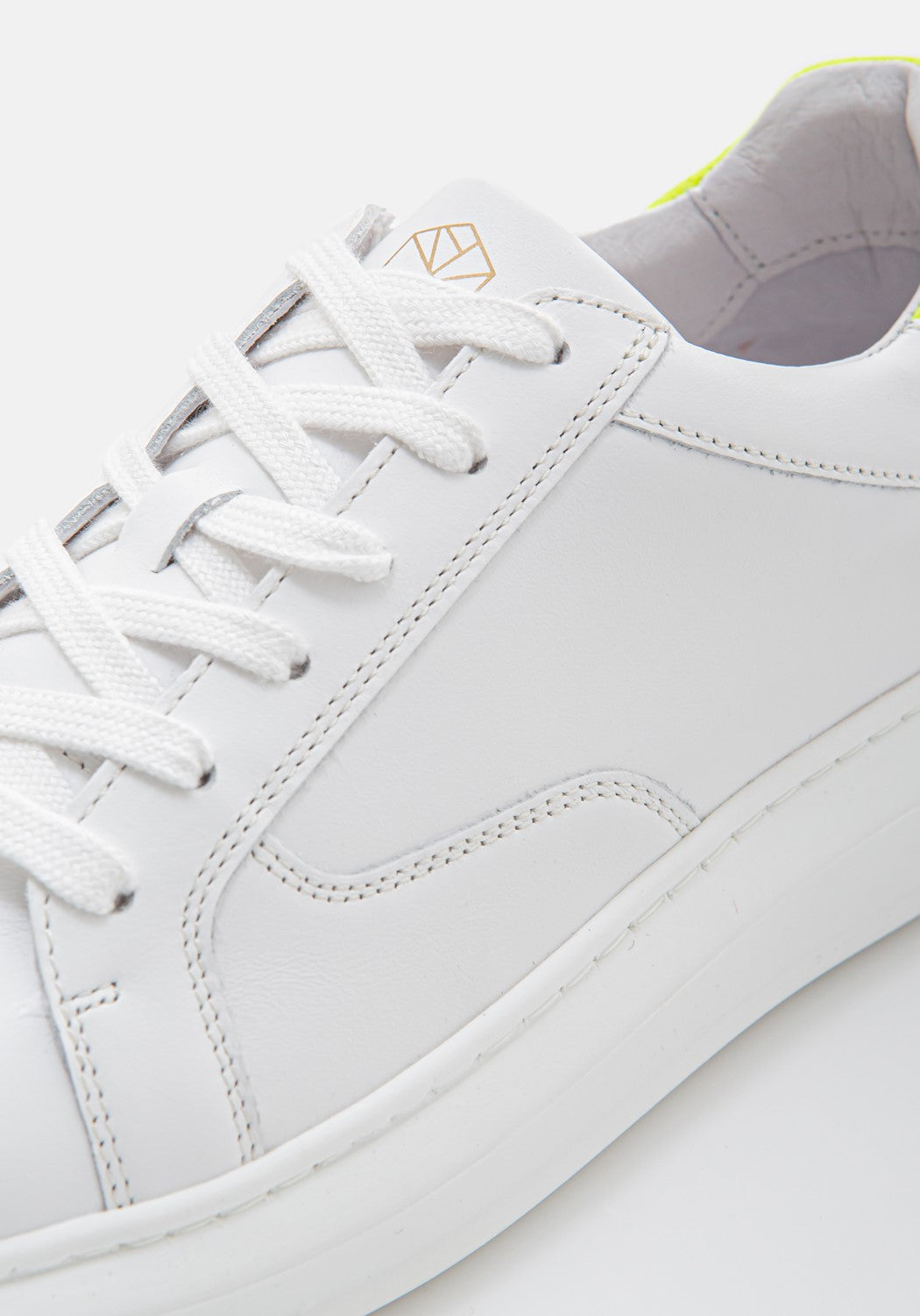 SaraSnkr white/white/yellow neon | Bildmaterial bereitgestellt von SHOES.PLEASE.