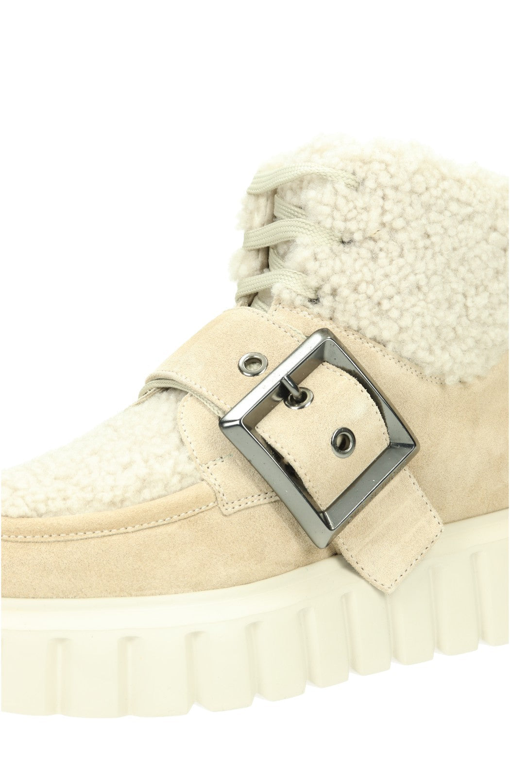 Grenelle Lace Buckle Fur Suede  lt.beige | Bildmaterial bereitgestellt von SHOES.PLEASE.