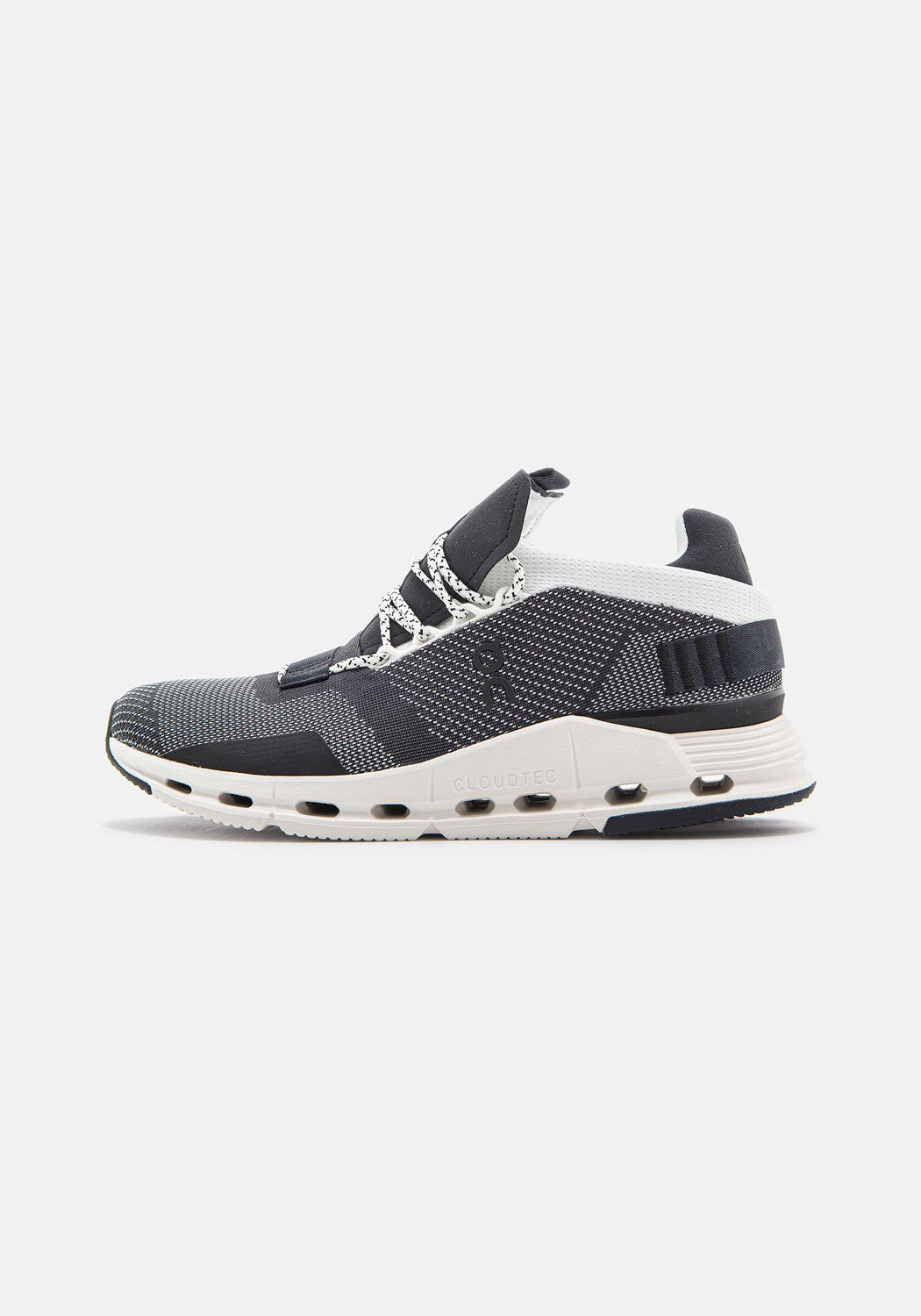 26.99677 W Cloudnova black/white | Bildmaterial bereitgestellt von SHOES.PLEASE.