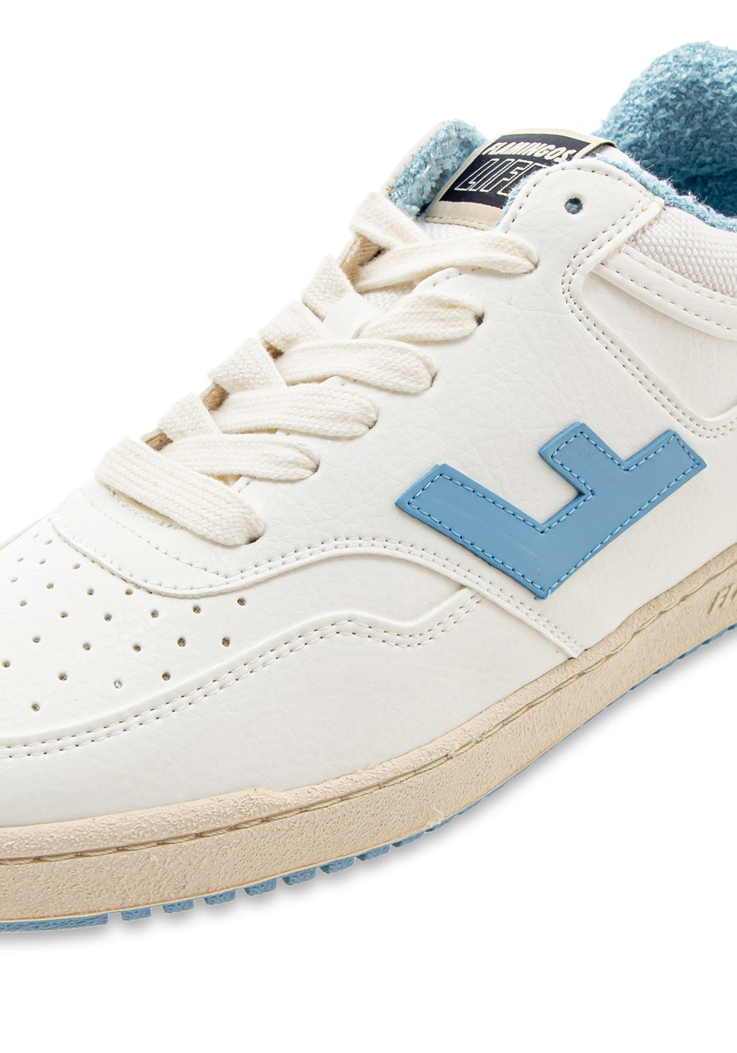 Retro 90s white sky cream | Bildmaterial bereitgestellt von SHOES.PLEASE.