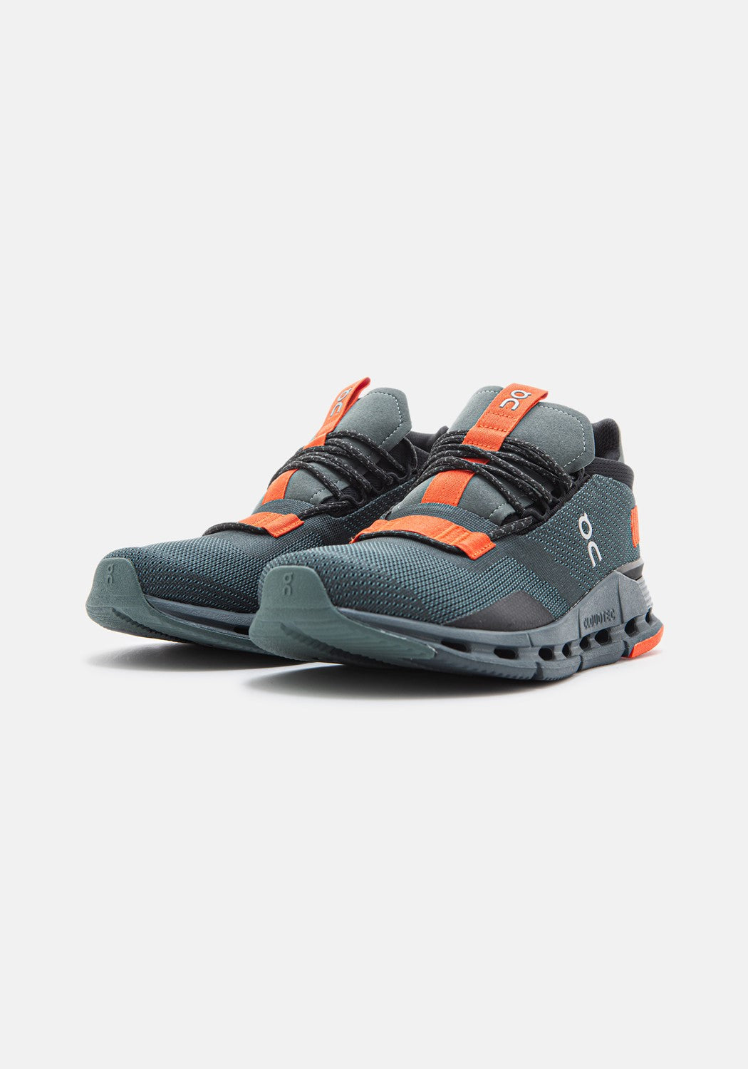 26.99676 W Cloudnova juniper/orange | Bildmaterial bereitgestellt von SHOES.PLEASE.