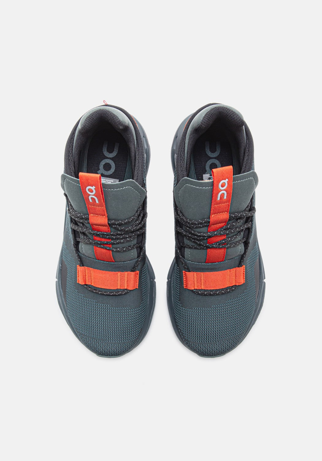 26.99676 W Cloudnova juniper/orange | Bildmaterial bereitgestellt von SHOES.PLEASE.