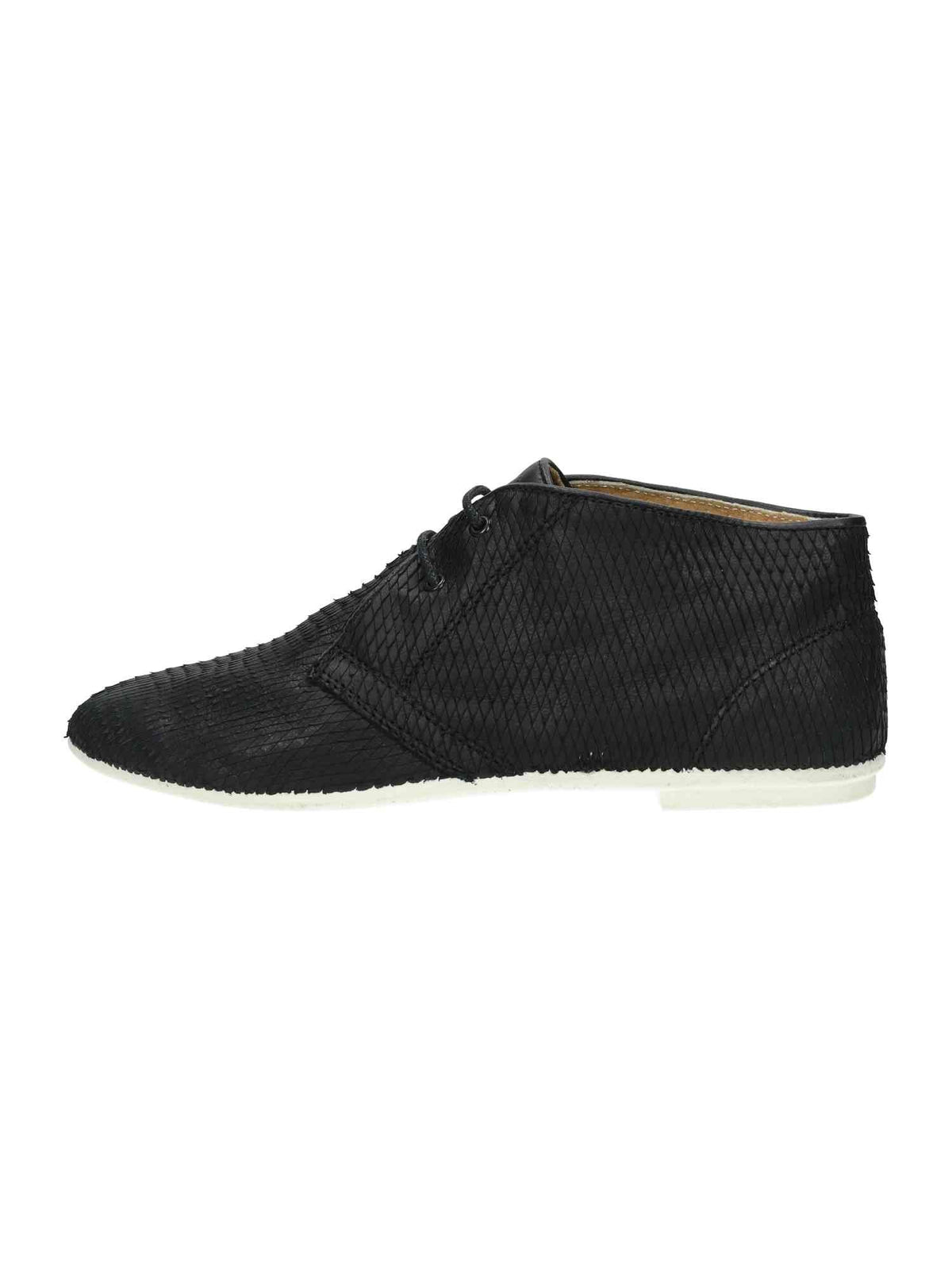 Allusion black fish | Bildmaterial bereitgestellt von SHOES.PLEASE.