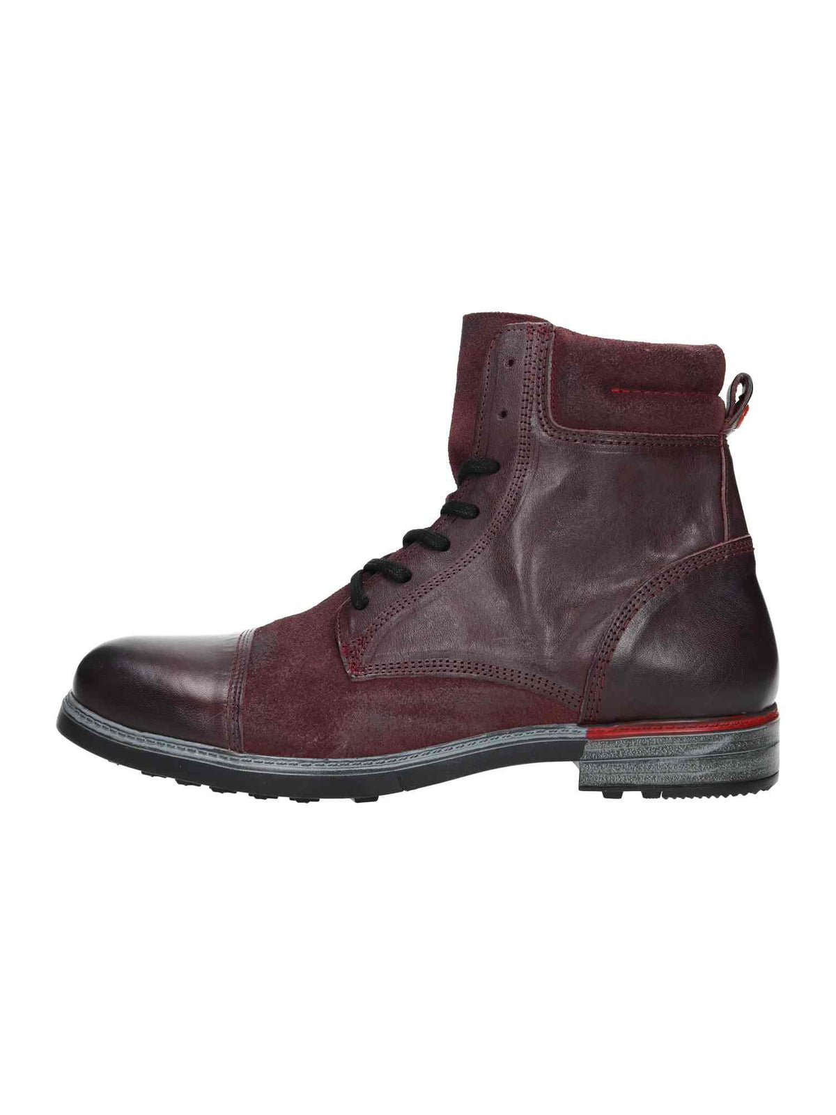 Iron 3 bordo | Bildmaterial bereitgestellt von SHOES.PLEASE.