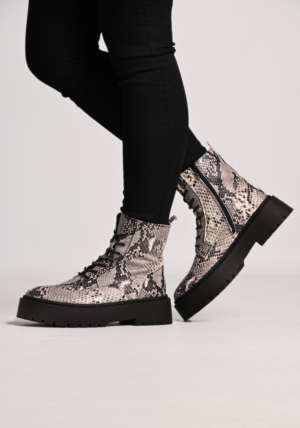 Mary Boot Pitton black/white snake | Bildmaterial bereitgestellt von SHOES.PLEASE.