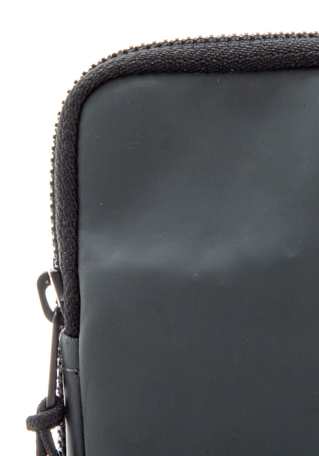 Uji Nishi Phonebag dark shadow | Bildmaterial bereitgestellt von SHOES.PLEASE.