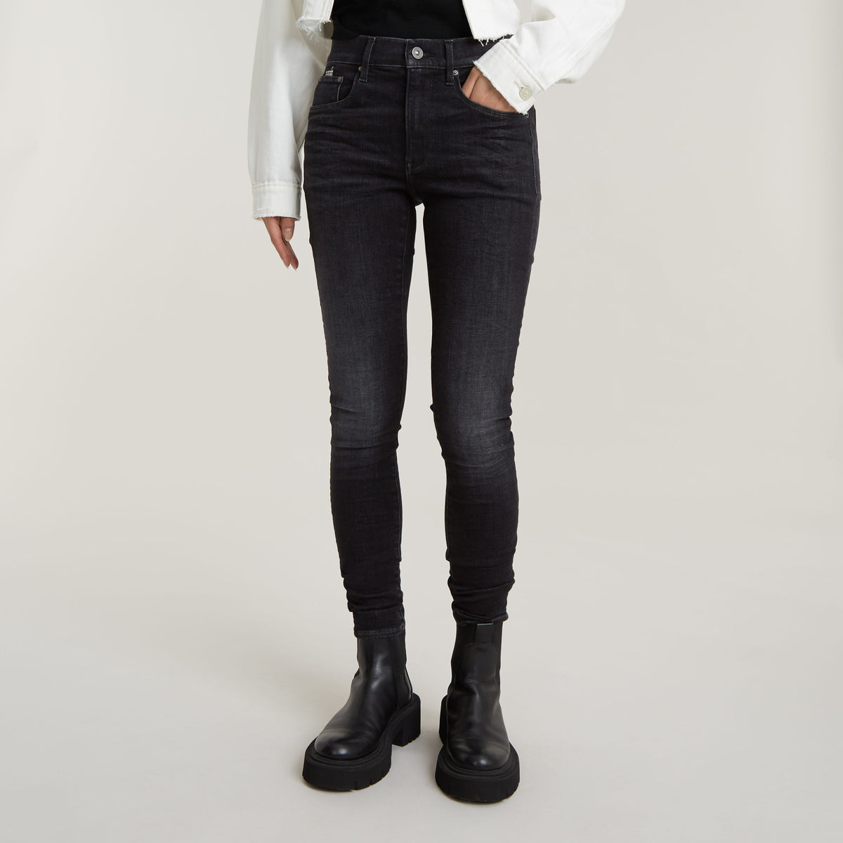 3301 High Skinny worn in coal | Bildmaterial bereitgestellt von SHOES.PLEASE.