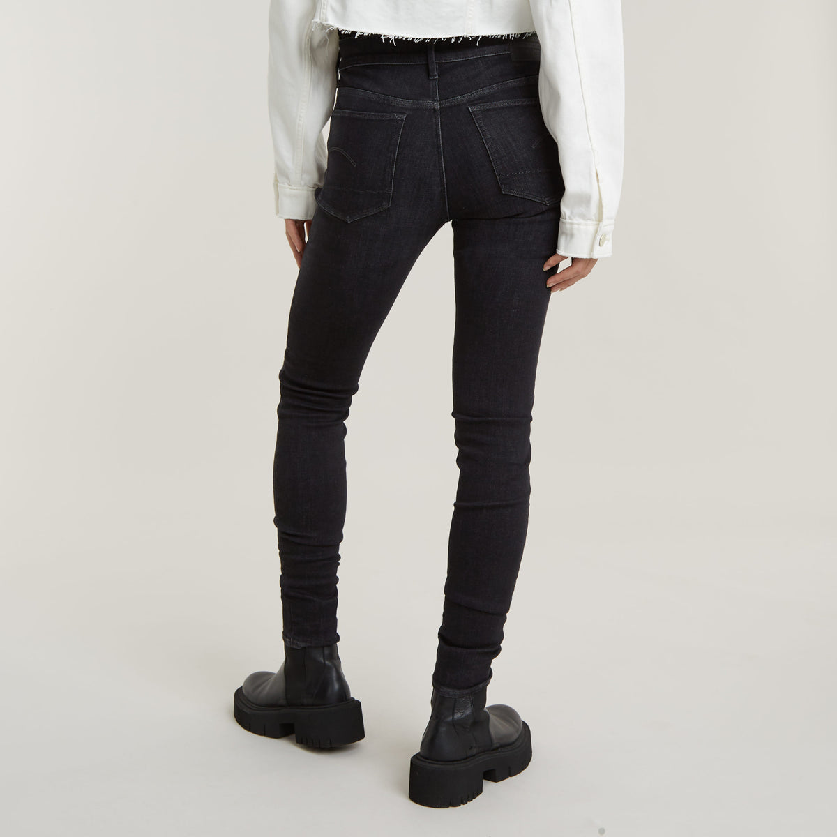 3301 High Skinny worn in coal | Bildmaterial bereitgestellt von SHOES.PLEASE.