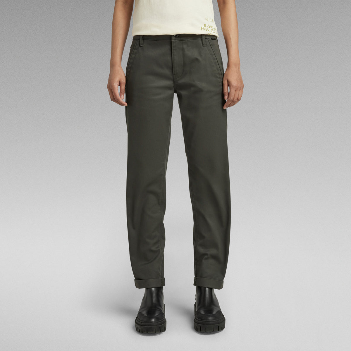 KATE BOYFRIEND CHINO asfalt grey | Bildmaterial bereitgestellt von SHOES.PLEASE.