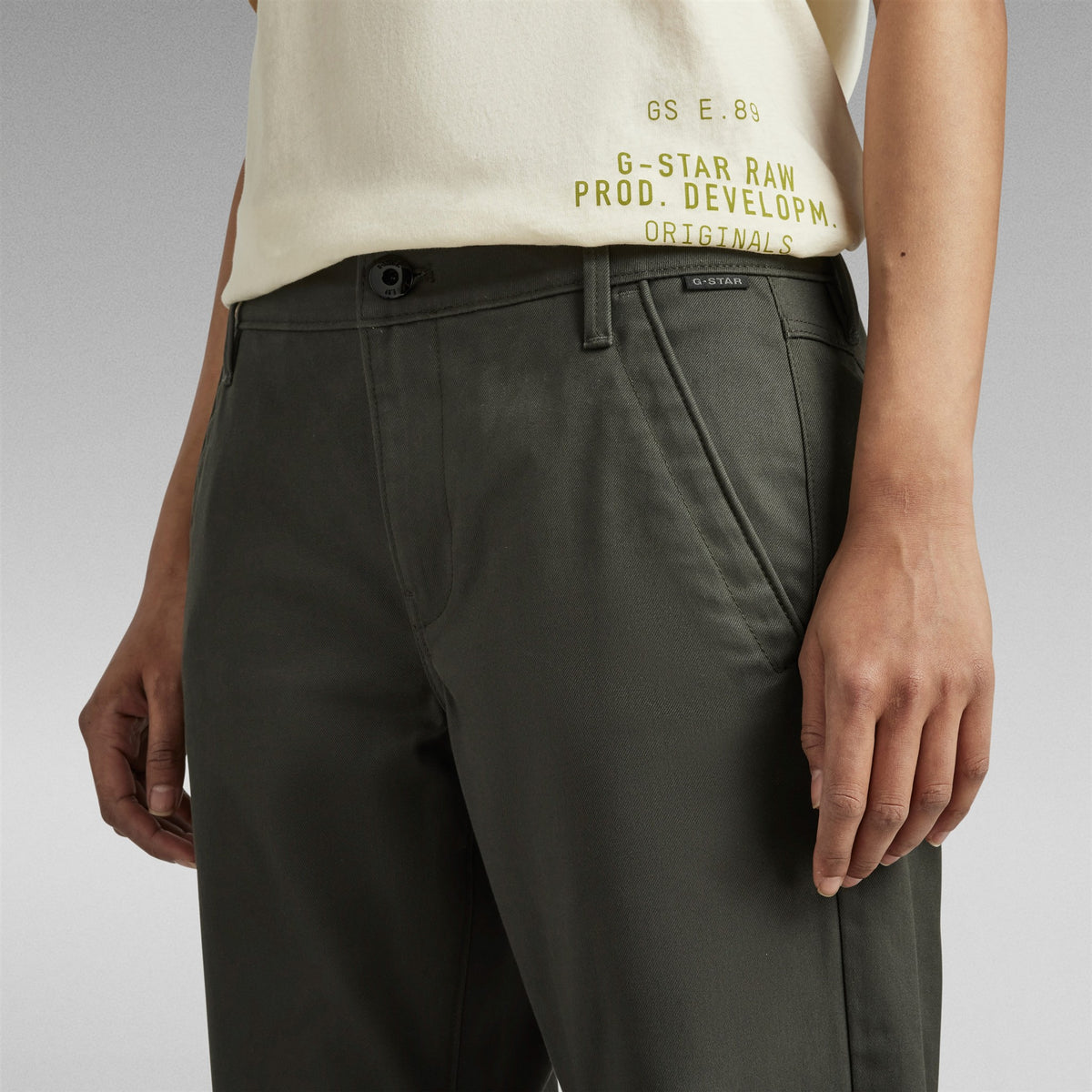 KATE BOYFRIEND CHINO asfalt grey | Bildmaterial bereitgestellt von SHOES.PLEASE.