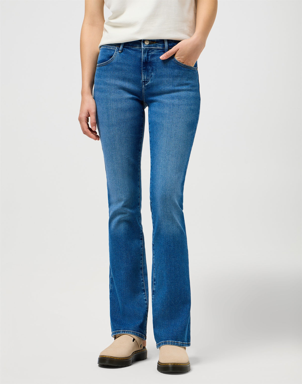 BOOTCUT RAVEN medium denim | Bildmaterial bereitgestellt von SHOES.PLEASE.