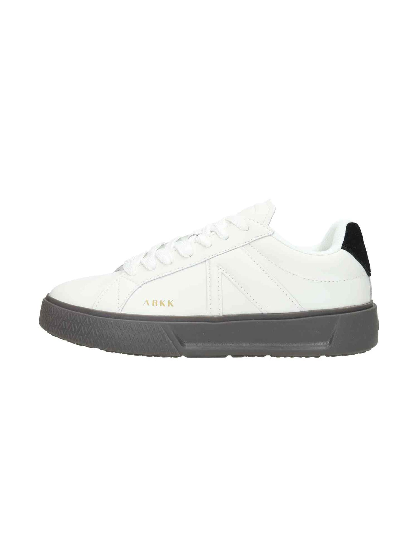 Essence white dark gum | Bildmaterial bereitgestellt von SHOES.PLEASE.