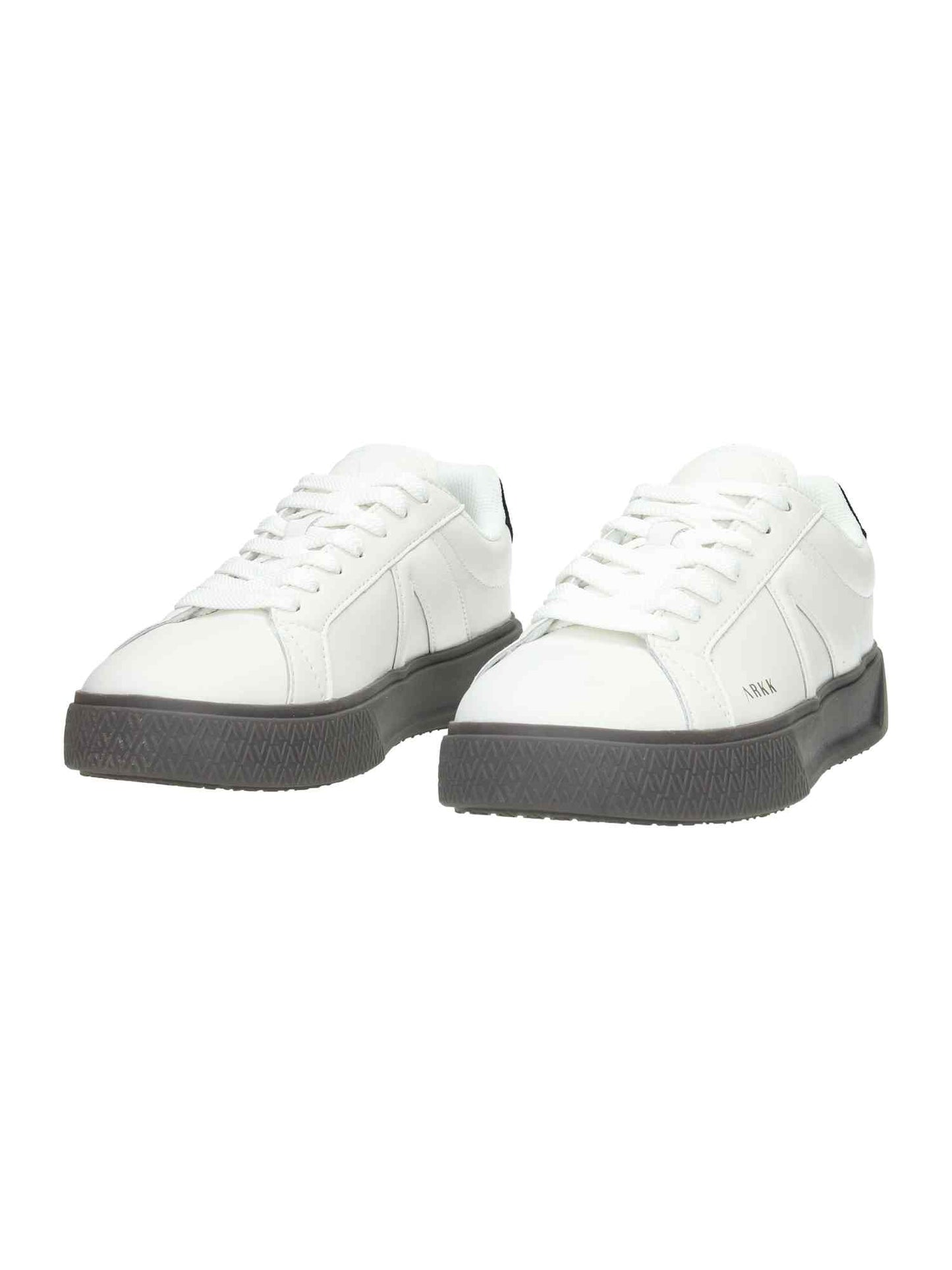 Essence white dark gum | Bildmaterial bereitgestellt von SHOES.PLEASE.