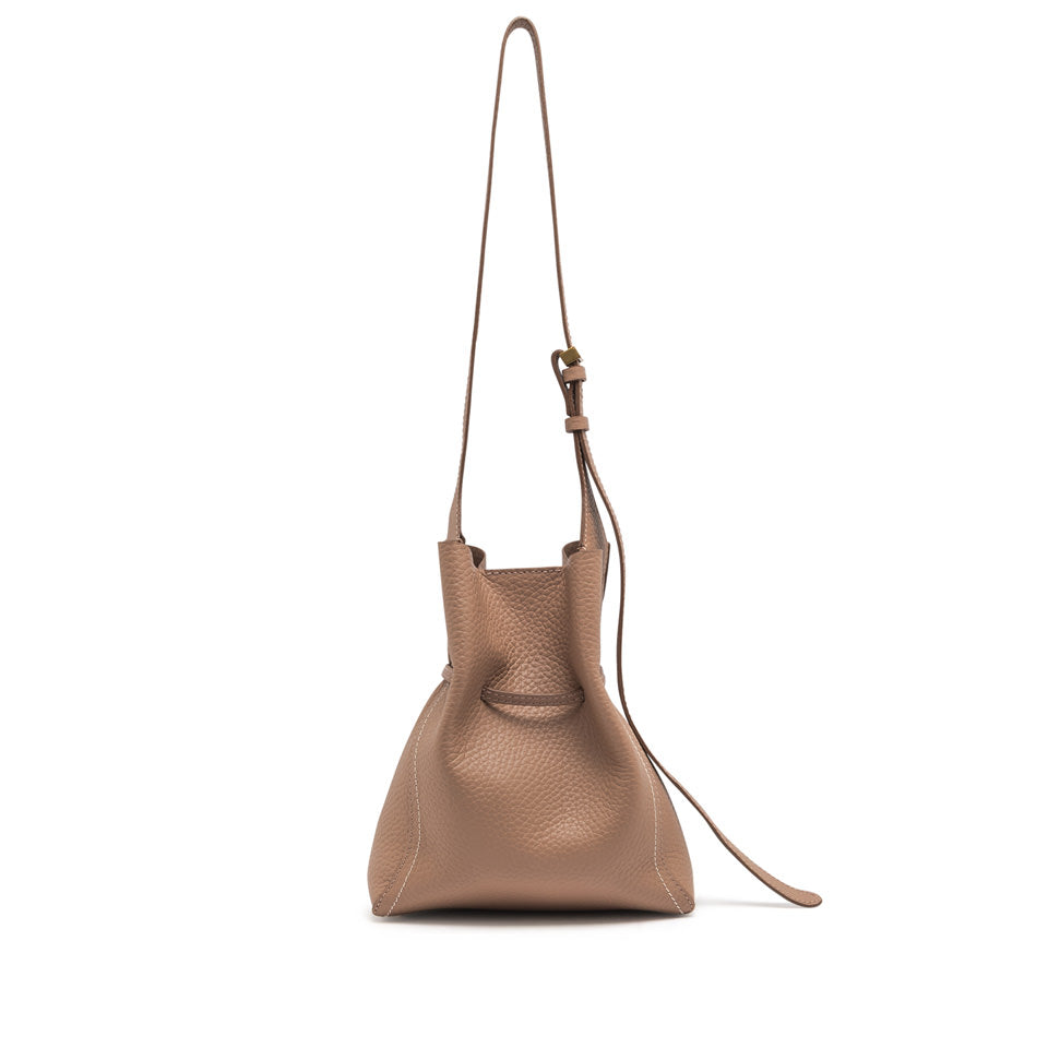 Sienna clay BS 7786 | Bildmaterial bereitgestellt von SHOES.PLEASE.