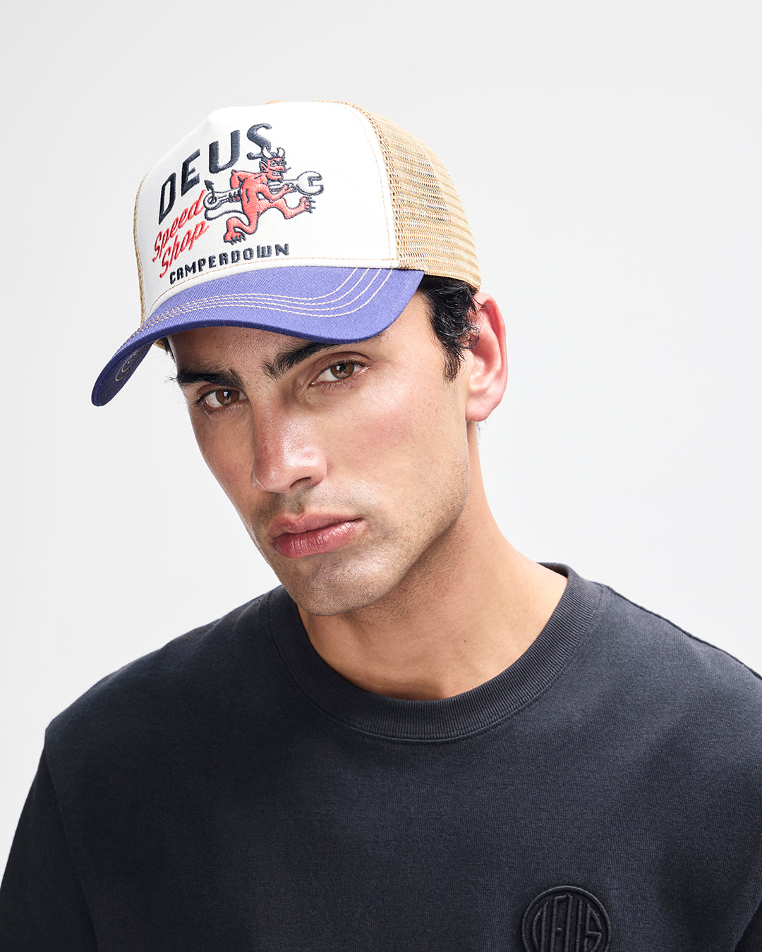 Dogleg Trucker dirty white | Bildmaterial bereitgestellt von SHOES.PLEASE.