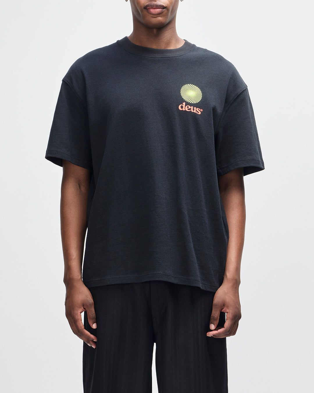 Strata Tee black | Bildmaterial bereitgestellt von SHOES.PLEASE.