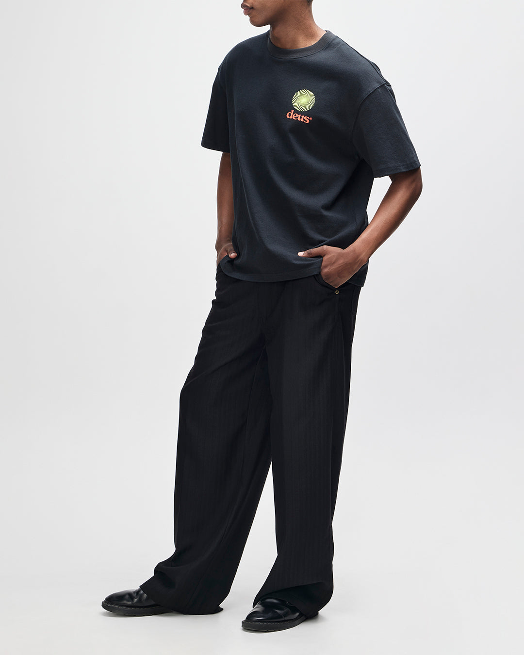Strata Tee black | Bildmaterial bereitgestellt von SHOES.PLEASE.