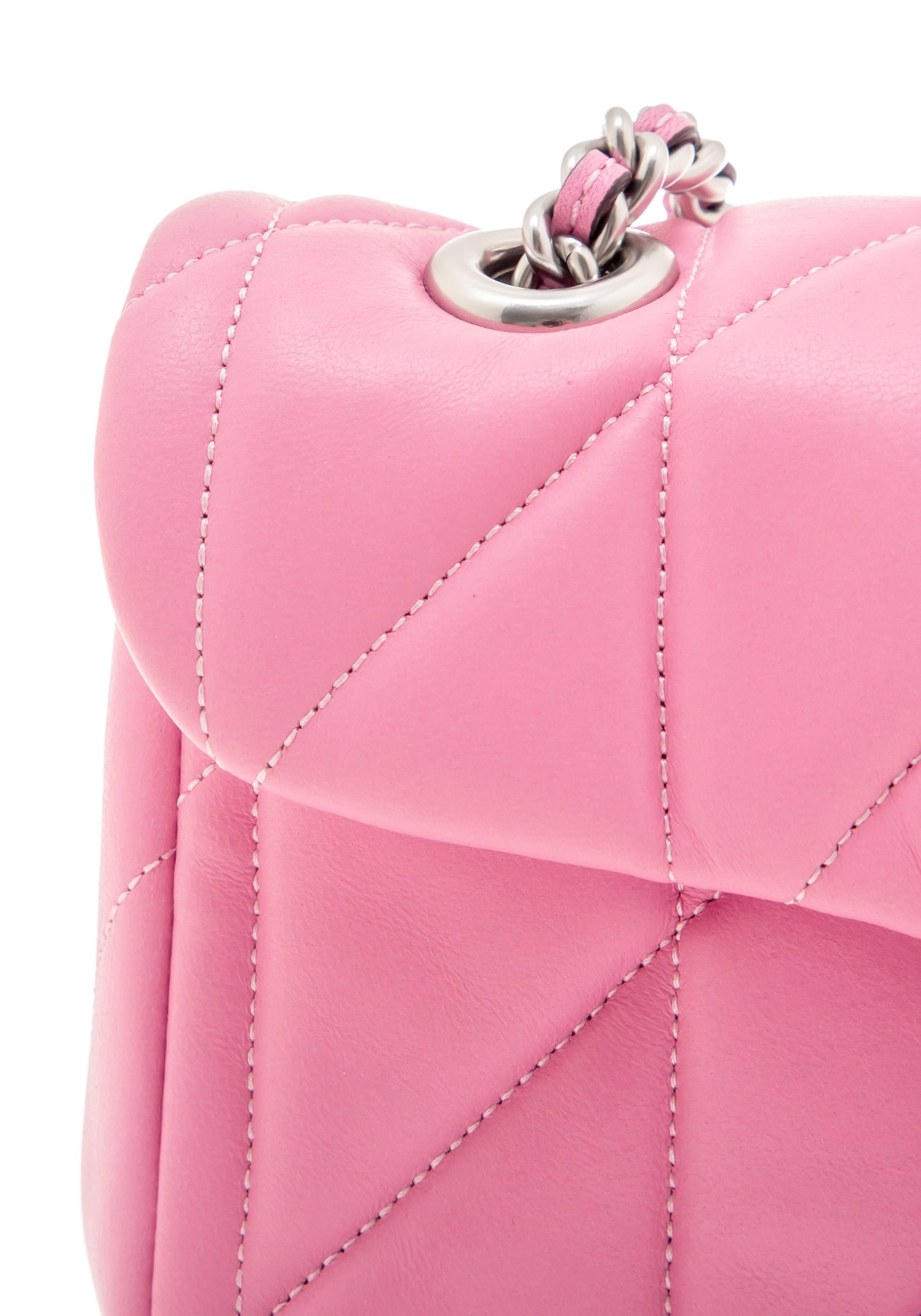 Tabby Quilted Shoulder Bag vivid pink | Bildmaterial bereitgestellt von SHOES.PLEASE.