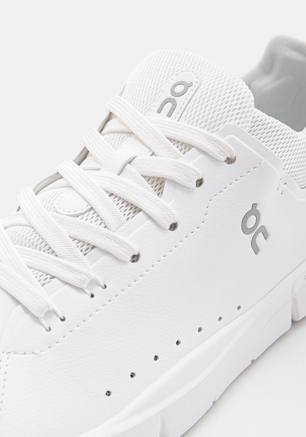 48.99456 M The Roger Advantage all white | Bildmaterial bereitgestellt von SHOES.PLEASE.